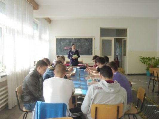 Elevii mai multor licee din Constanţa, în vizită la Poliţie